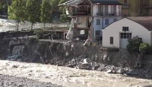 Alluvione-Piacenza-a-Farini-case-sventrate-dalla-piena-del-Nure-video