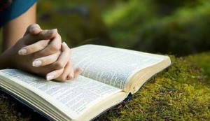 confianza-en-Dios-Biblia-manos